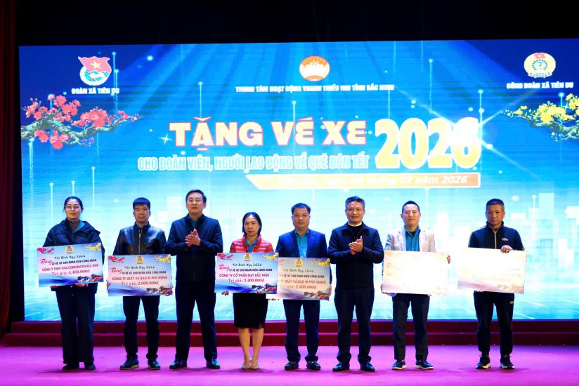 Bac Ninh Provincial Labor Federation gives bus tickets to union members and workers to return to their hometowns for Tet 2026. Photo: Quyet Chien