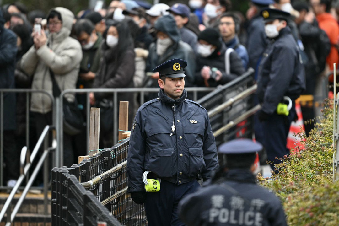Japanese police stand guard while people wait for Prime Minister Sanae Takaichi's campaign speech, ahead of the House of Representatives election, at Rekisen Park in Tokyo, February 7. Photo: AFP
