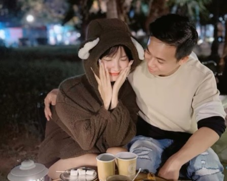 Giving your boyfriend sweet wishes on Valentine's Day. Photo: Huu Tu