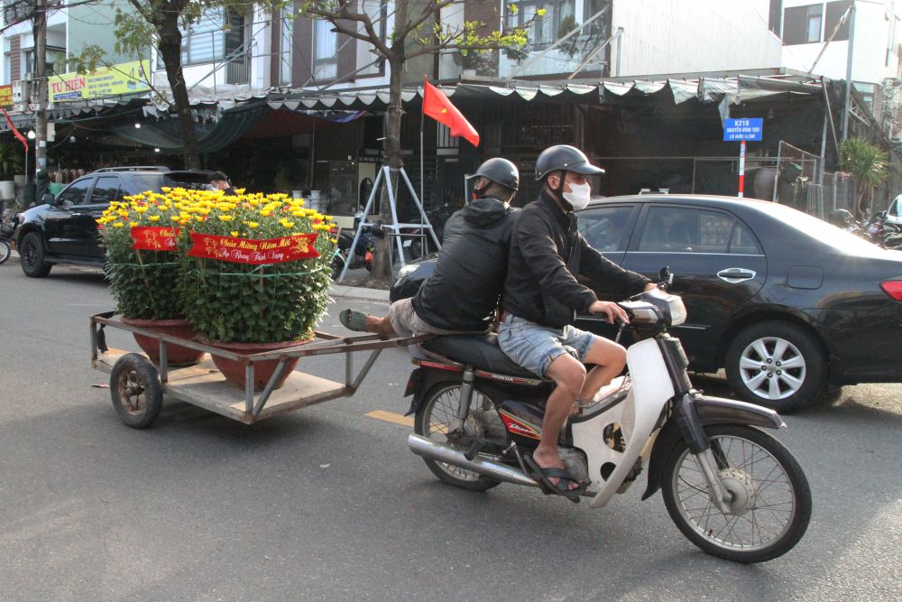 Người chở hoa mưu sinh những ngày giáp Tết. Ảnh: Thanh Huyền