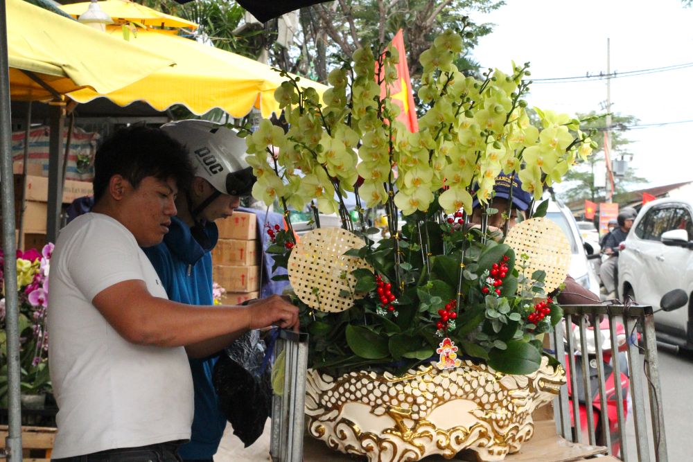 Người bán hoa chuẩn bị đơn hàng giao khách trong ngày. Ảnh: Thanh Huyền