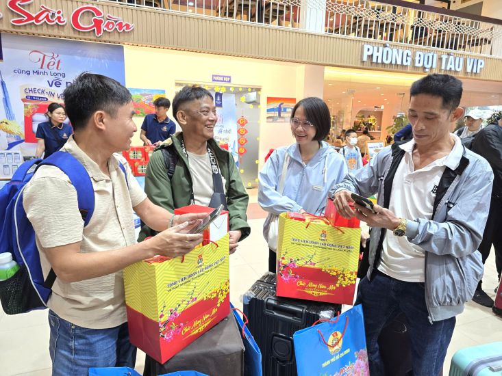 The joy of workers before boarding the "Trade Union Train - Spring 2026" organized by the Vietnam General Confederation of Labour to take workers home for Tet. Photo: Nam Duong