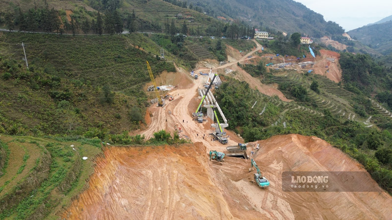 Provincial Road 155 project construction site is still bustling in the days leading up to Tet. Photo: Dinh Dai