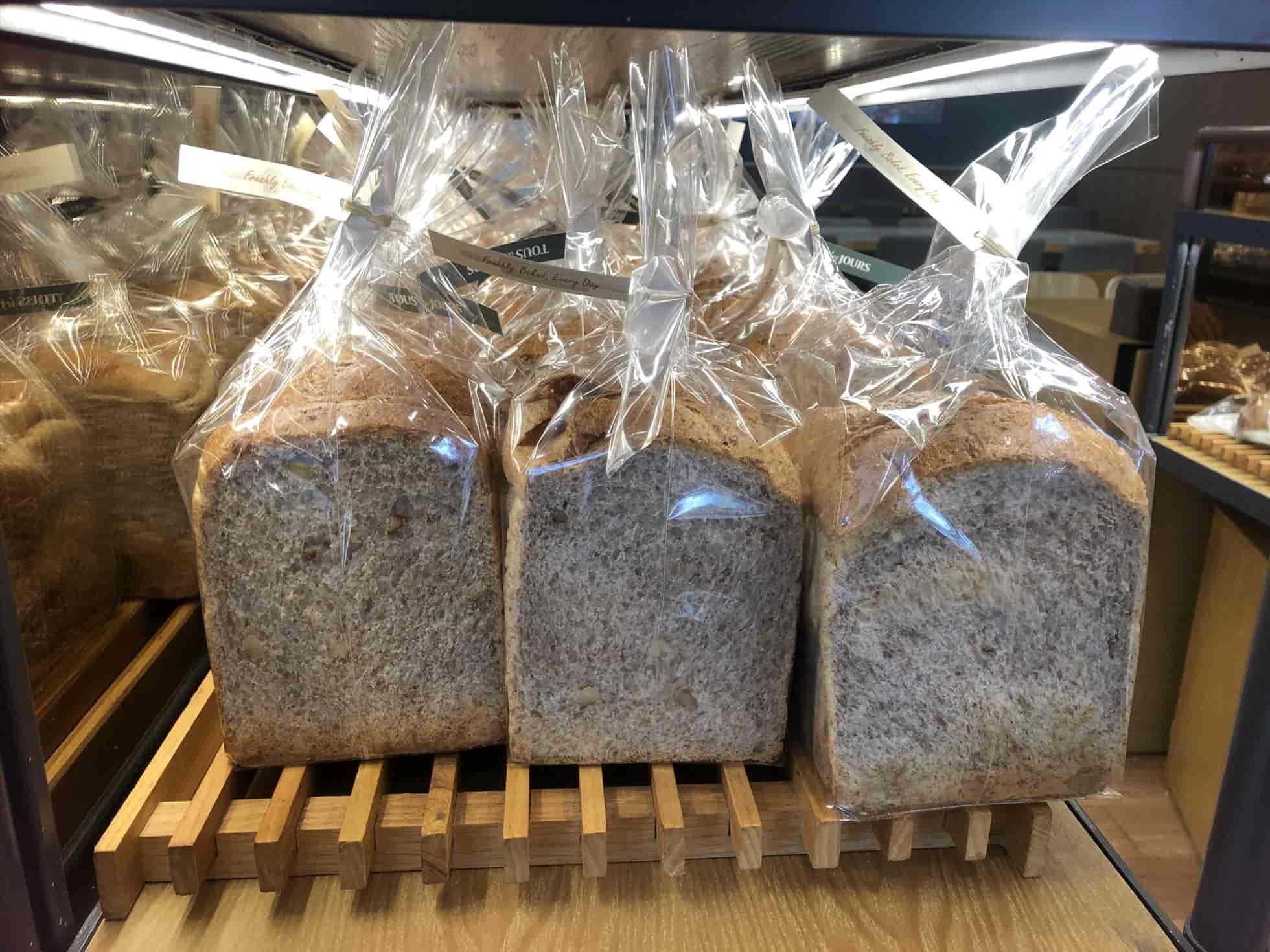 You should eat whole wheat bread for breakfast to reduce belly fat. Photo: Bao Quy.