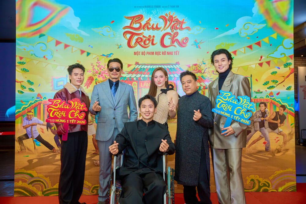 The film crew of "Heaven-sent Treasure" premieres to Hanoi audiences. Photo: Organizing Committee