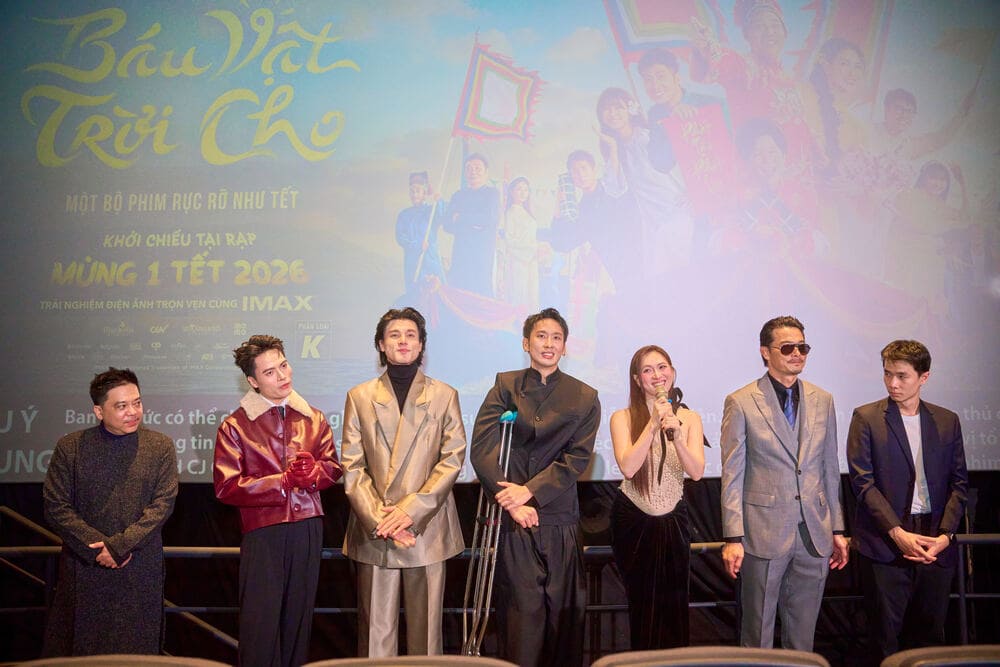 Êkip phim giao lưu với khán giả Hà Nội. Ảnh: Ban tổ chức