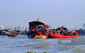 Cai Rang floating market cannot "float" due to waste and pollution