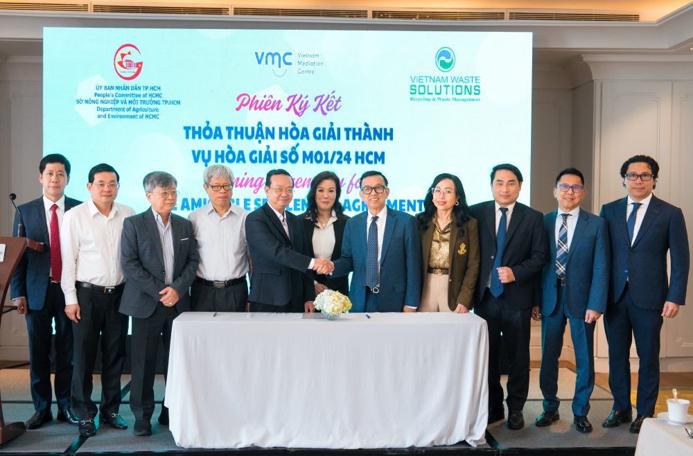 Ho Chi Minh City People's Committee and VWS sign successful mediation agreement. Photo: Thu Hang