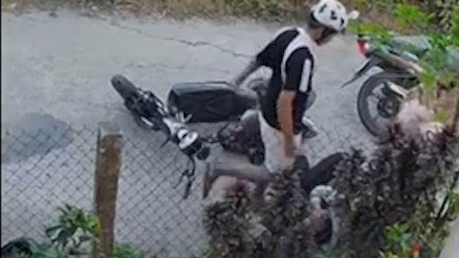 Police investigate information about a video of a 9th grade student being assaulted after a traffic collision that is spreading on social networks. Photo cut from a video clip