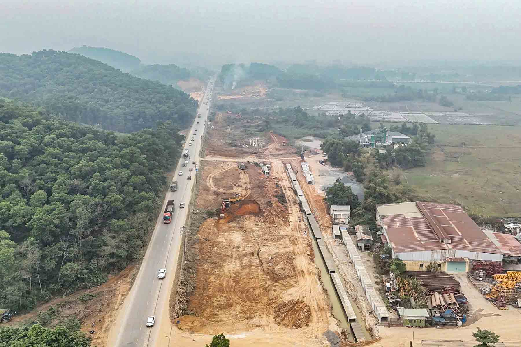 Construction site of the Thang Long Avenue expressway investment project, connecting section from National Highway 21 to Hanoi - Hoa Binh expressway. Photo: Hoa Lac Commune E-Portal