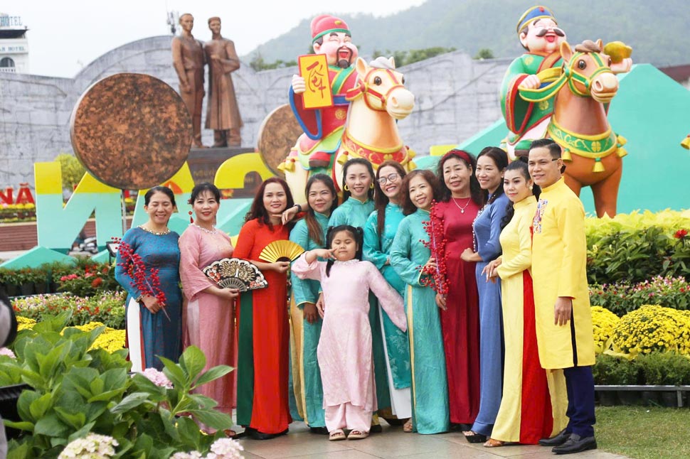 Người dân chụp ảnh cùng cụm linh vật dịp Tết. Ảnh: Hoài Phương