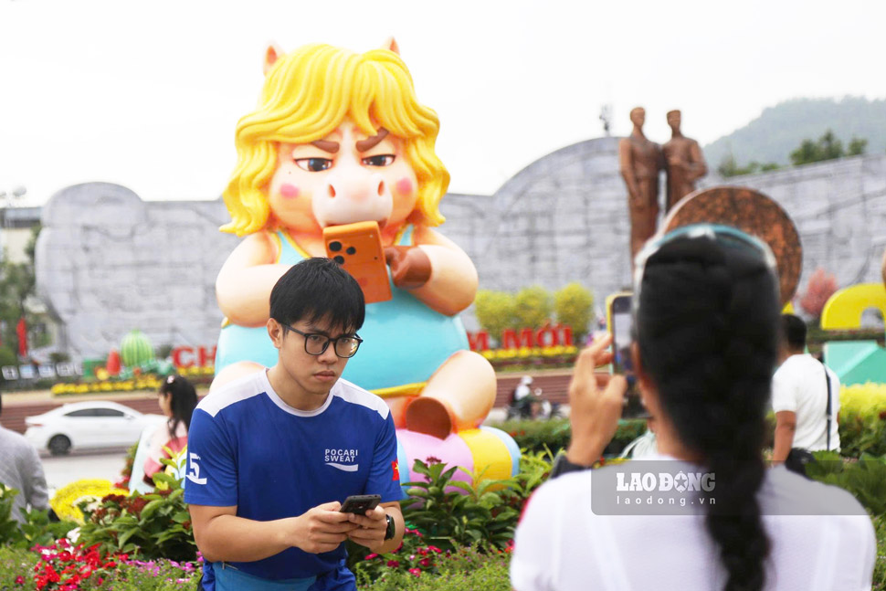 Các bạn trẻ thi nhau check-in với hình ảnh cô ngựa “cau có“. Ảnh: Hoài Phương