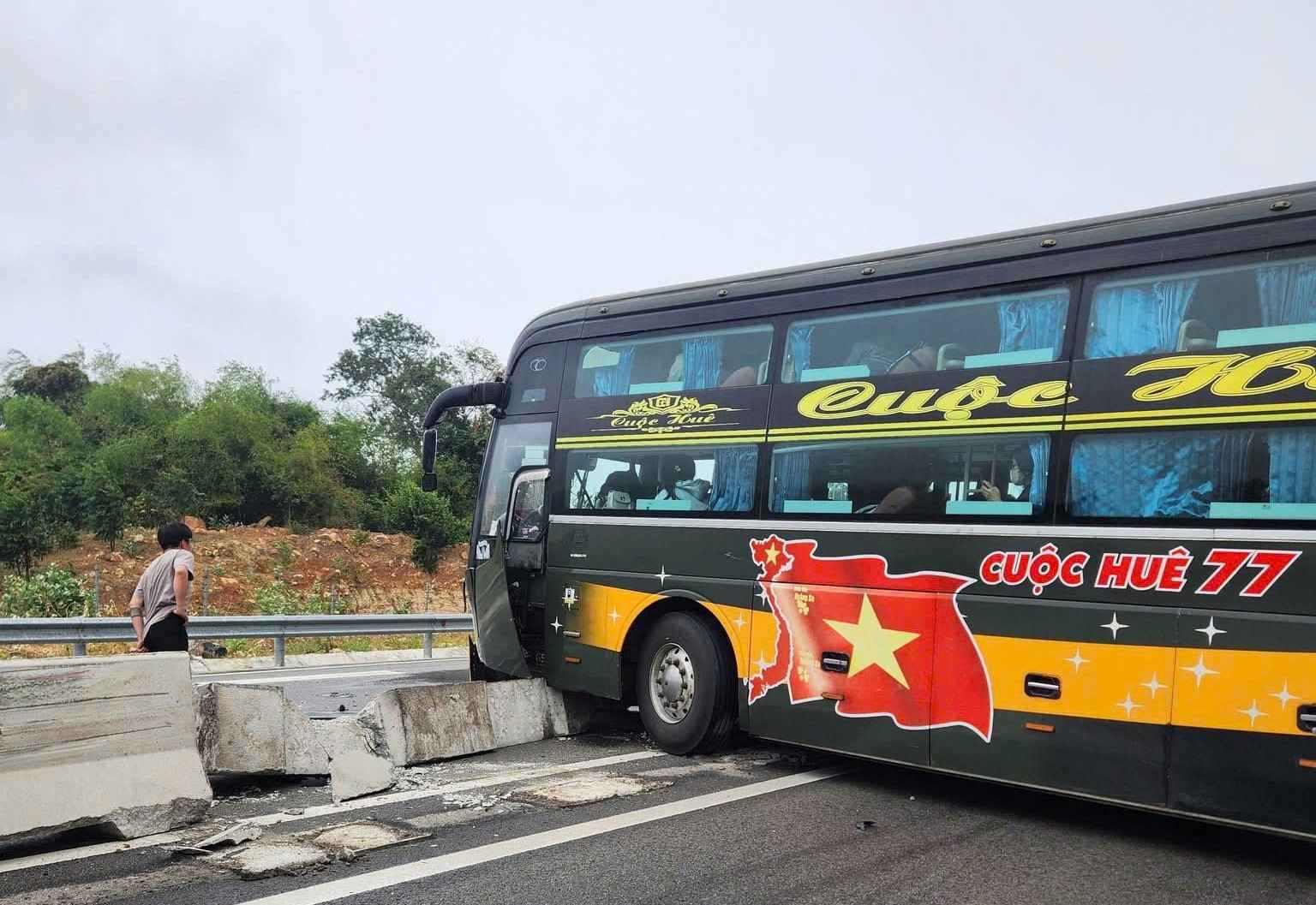 The front of the passenger car was slightly damaged after colliding with the median strip. Photo: Huu Long