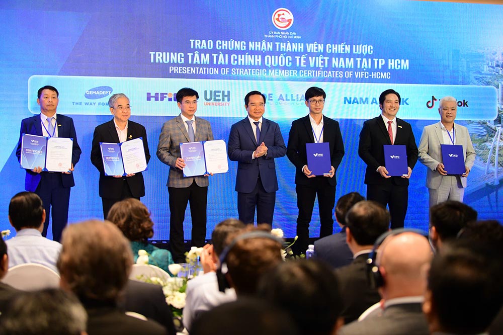 Những đối tác có vai trò quan trọng trong việc kết nối nguồn lực, phát triển hệ sinh thái và đào tạo nhân lực chất lượng cao cho trung tâm nhận Chứng nhận thành viên chiến lược. Ảnh: Nam A Bank 