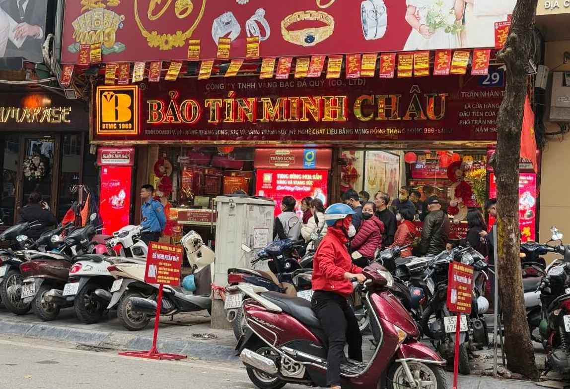Ngày 11.2, tại một số cửa hàng kinh doanh vàng ở Hà Nội, nhiều người xếp hàng dài chờ mua. Ảnh: Phương Anh  
