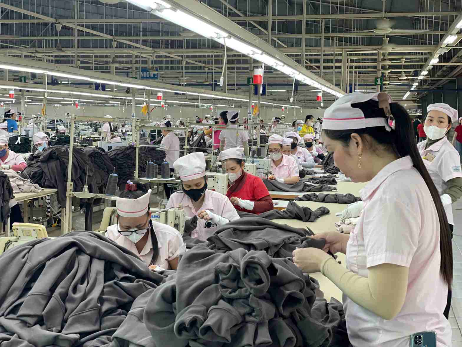 Workers of Panko Vina Co., Ltd. received the 13th month bonus. Photo: Dinh Trong