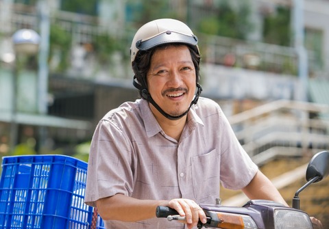 Trường Giang hóa thân thành người cha đơn thân trong phim “Nhà ba tôi một phòng“. Ảnh ĐPCC