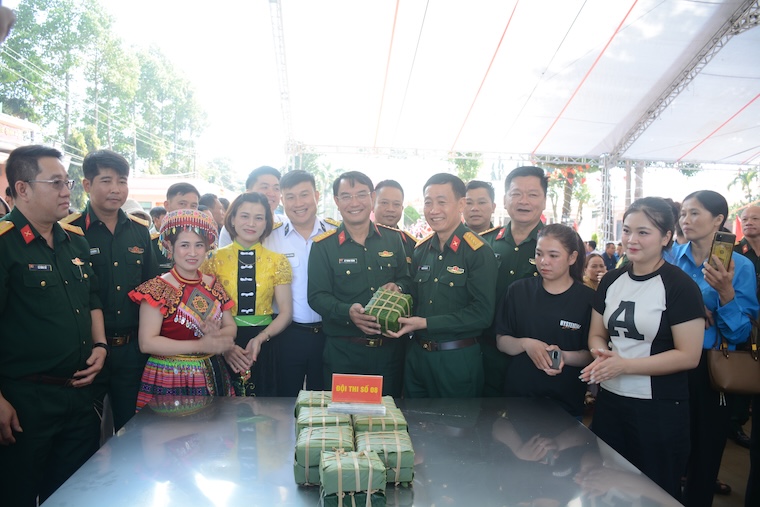 Colonel Nguyen Van De - Member of the Presidium of the Vietnam General Confederation of Labor, Head of the National Defense Trade Union (top row, 3rd from right) at the Chung cake wrapping contest in the 2026 Tet Sum vay - Spring of Gratitude to the Party Program. Photo: CĐQP