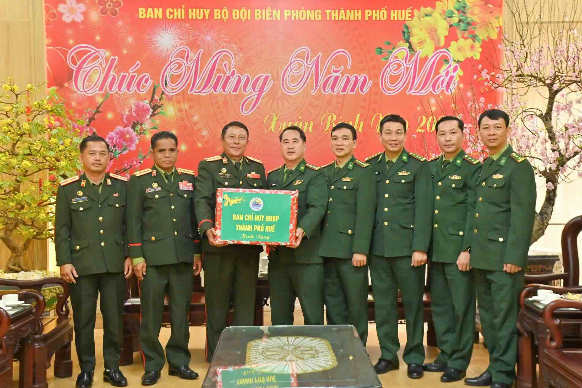 Hue City Border Guard presents gifts to the working delegation of the Sekong Provincial Military Command. Photo: Vo Tien