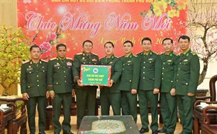 Bộ Chỉ huy Quân sự tỉnh Sê Kông chúc Tết Bộ đội Biên phòng TP Huế