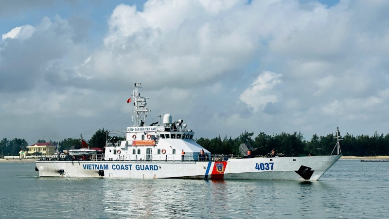 Lễ tiễn tàu Cảnh sát biển 2 rẽ sóng ra khơi, canh giữ bình yên biển trời Tổ quốc dịp cận Tết. Ảnh: Trường An