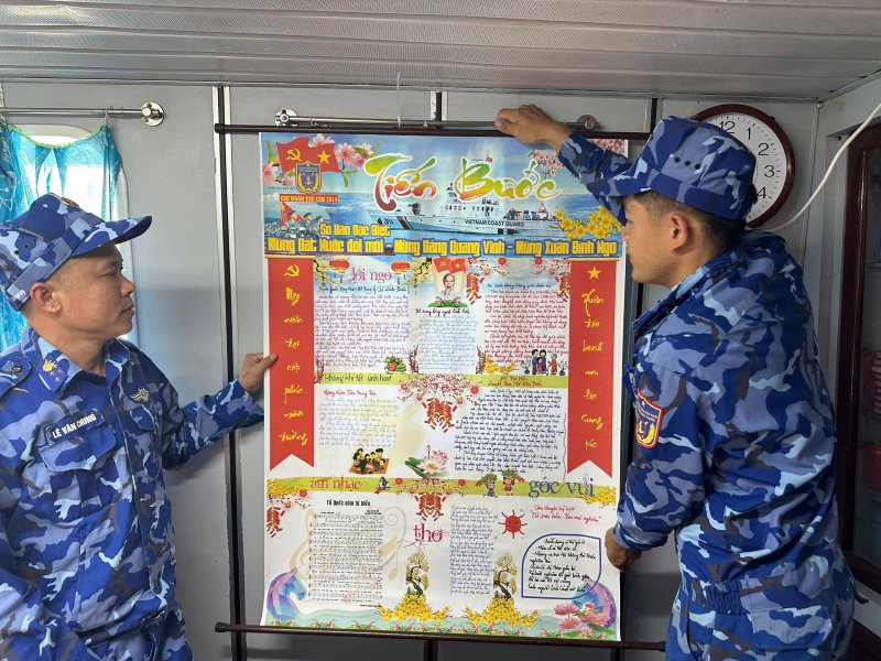 Cán bộ, chiến sỹ Hải đoàn 21 (Bộ Tư lệnh Vùng Cảnh sát biển 2) sẵn sàng đón Xuân trên biển. Ảnh: Trường An