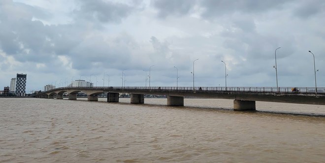 According to the traffic diversion plan, from 11:45 PM on February 16, 2026 to 0:20 AM on February 17, 2026, all vehicles are prohibited from passing through Nhat Le bridge. Photo: Cong Sang