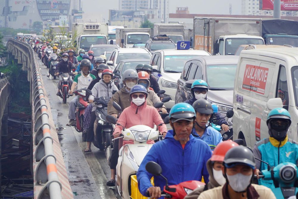Giao thông TPHCM căng thẳng trong những ngày cao điểm trước Tết Nguyên đán.