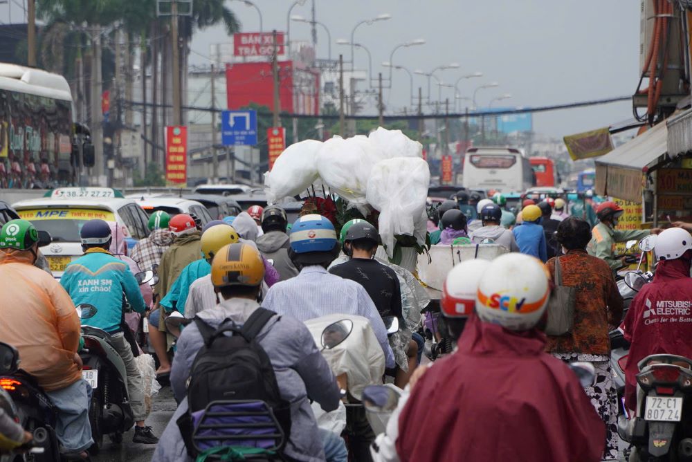 Quốc lộ 13 - đường cửa ngõ TPHCM ùn ứ phương tiện trong ngày 24 tháng Chạp. 