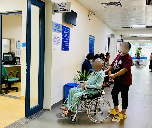 The Ministry of Health requests not to use electronoptical technique time as a basis for health insurance assessment. Pictured is a patient waiting for X-ray at a central-level hospital. Photo: Thuy Linh