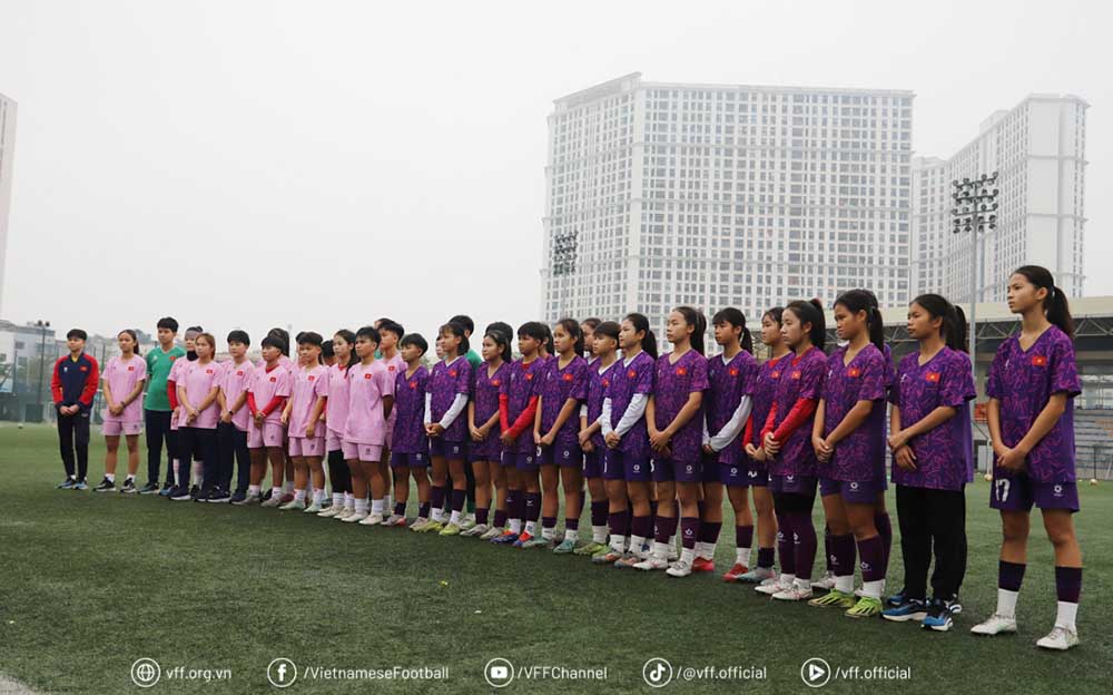 Không khí ấm áp trong buổi gặp mặt, chúc Tết các cầu thủ nữ trẻ của VFF. Ảnh: VFF