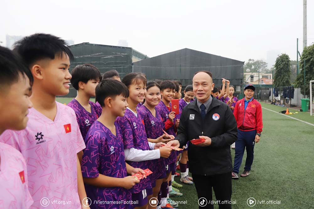 VFF General Secretary Nguyen Van Phu wishes Tet and encourages the two young women's national team teams before the Lunar New Year holiday. Photo: VFF
