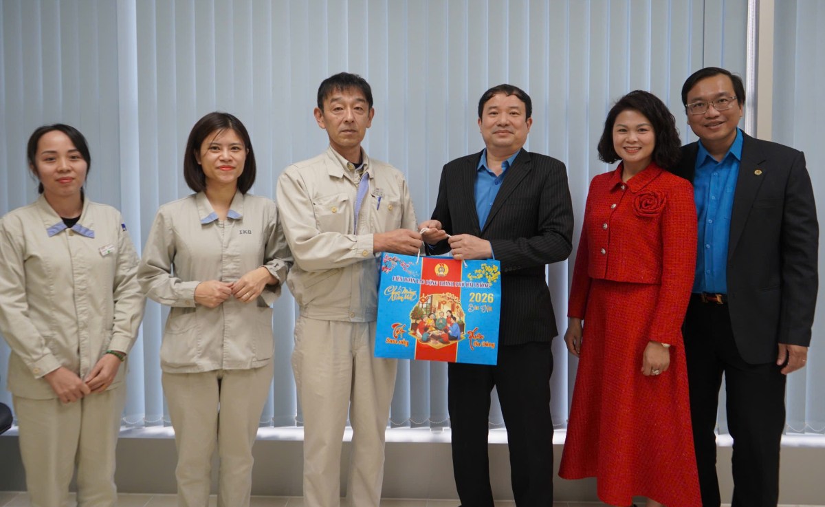 Leaders of Hai Phong City Labor Federation present gifts to the leadership of IKO Thompson Co., Ltd. Photo: Mai Dung