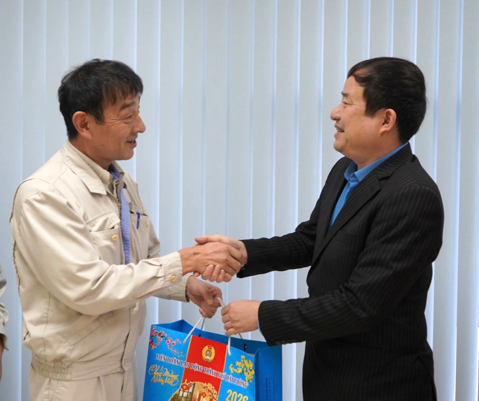 Ông Nguyễn Anh Tuân - Chủ tịch LĐLĐ TP Hải Phòng chúc Tết lãnh đạo Công ty TNHH IKO Thompson. Ảnh: Mai Dung