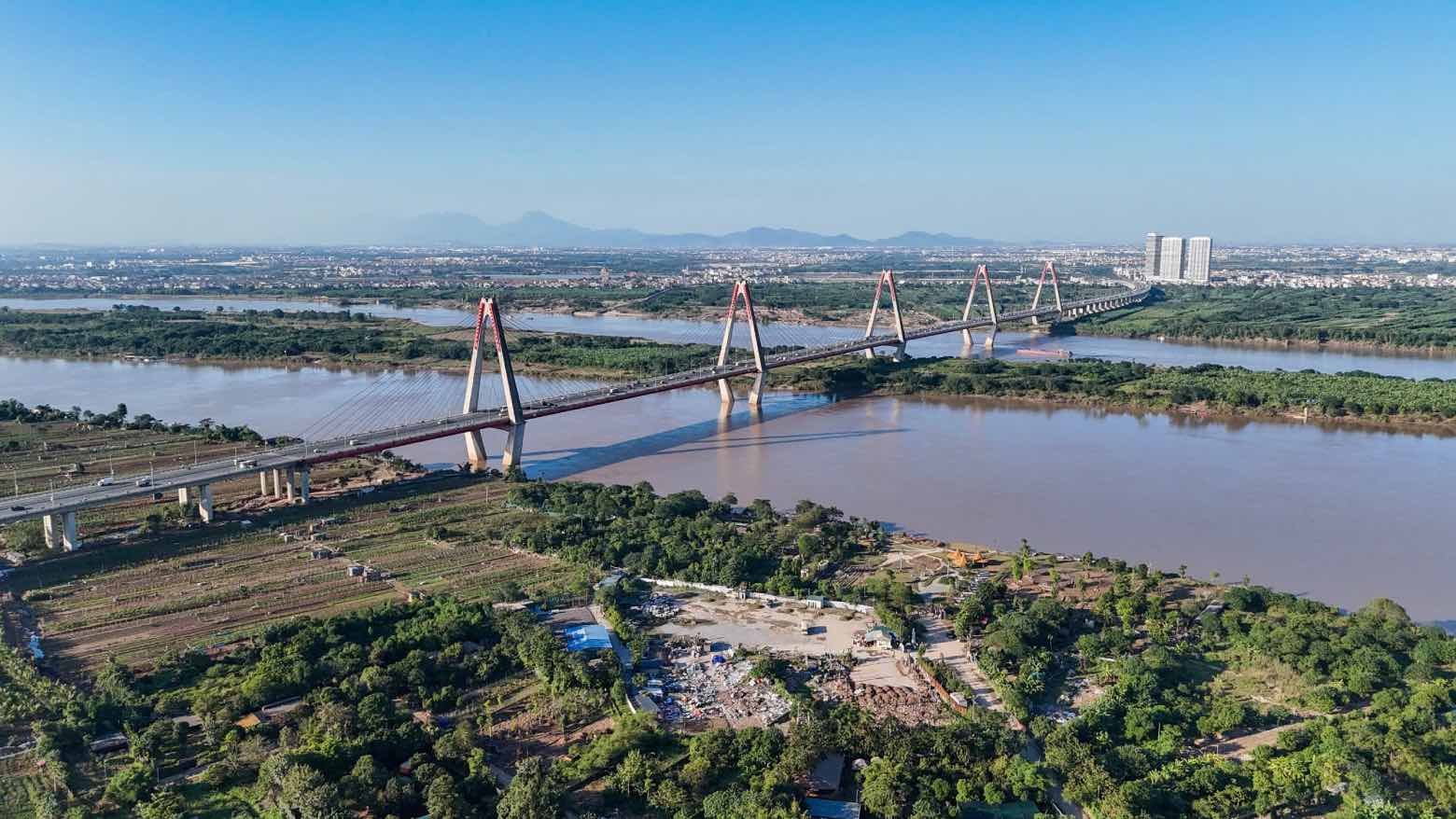 Hanoi is a nuclear center, headquarters, playing a regional and inter-regional connecting role. Photo: Song Huu