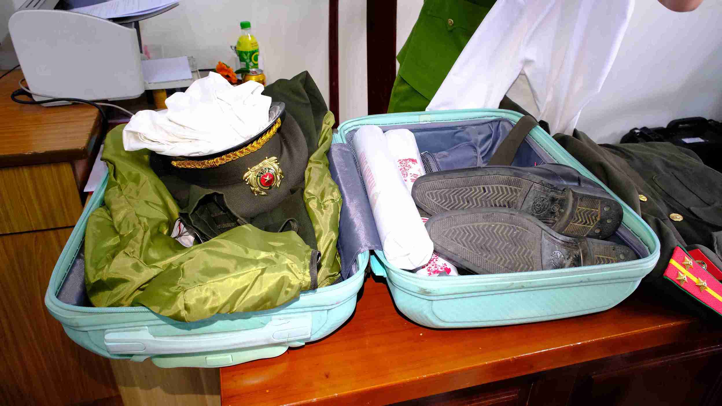 Tang vật đồ ngành do đối tượng sử dụng để lừa đảo bị công an thu giữ. Ảnh: Công an cung cấp 