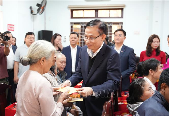 Comrade Le Hoai Trung, Member of the Politburo, Minister of Foreign Affairs presents Tet gifts to policy households and households in difficult circumstances. Photo: VNA