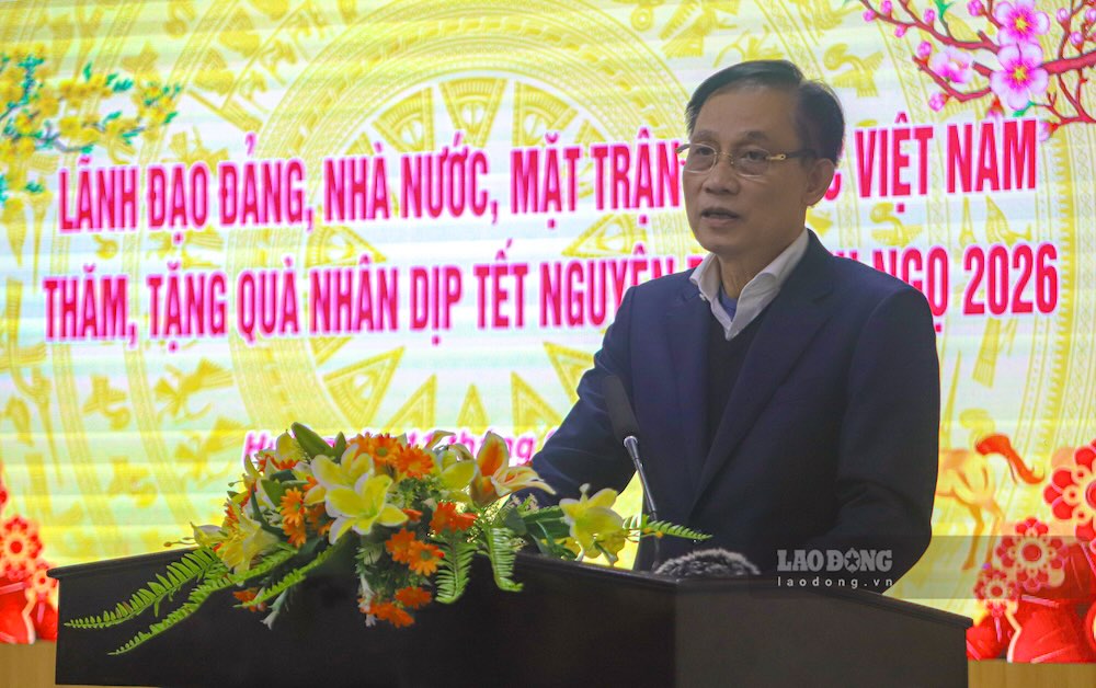 Ông Lê Hoài Trung, Ủy viên Bộ Chính trị, Bộ trưởng Bộ Ngoại giao trò chuyện cùng người dân tại phường Thủy Xuân. Ảnh: Nguyễn Luân