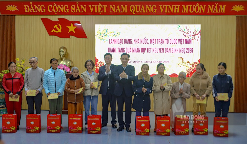 Bộ trưởng Bộ Ngoại giao Lê Hoài Trung trao quà cho người dân. Ảnh: Nguyễn Luân