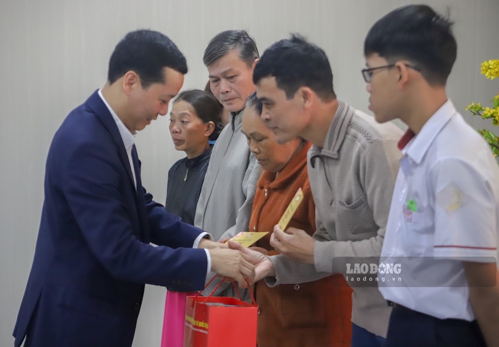 Ông Nguyễn Đức Thịnh – Trưởng ban Đối ngoại nhân dân, Ủy ban Trung ương MTTQ Việt Nam trao quà cho người dân. Ảnh: Nguyễn Luân