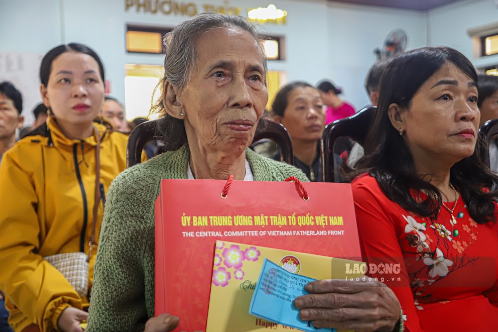 Bà Nguyễn Thị Xuyến rưng rưng nước mắt khi nhận được quà từ Đảng, Nhà nước. Ảnh: Nguyễn Luân