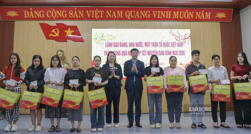 Ông Tống Văn Băng – Uỷ viên Đoàn Chủ tịch Tổng Liên đoàn Lao động Việt Nam, Trưởng Ban Quan hệ lao động Ủy ban Trung ương MTTQ Việt Nam trao các suất quà cho người lao động nhân dịp Tết Nguyên đán 2026. Ảnh: Nguyễn Luân