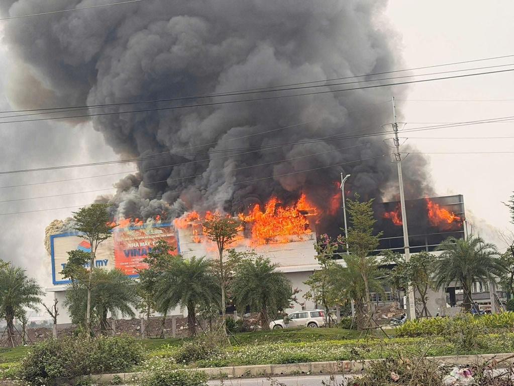 Fire scene at a factory in Le Ho Industrial Cluster. Photo: Dieu Anh