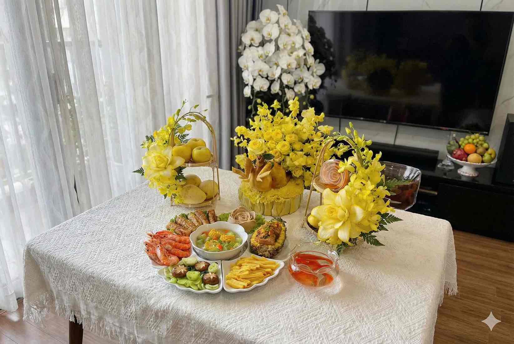 Mâm cỗ cũng ngày Tết rực sắc vàng, ấm áp trong không gian gia đình. Ảnh: Song Anh