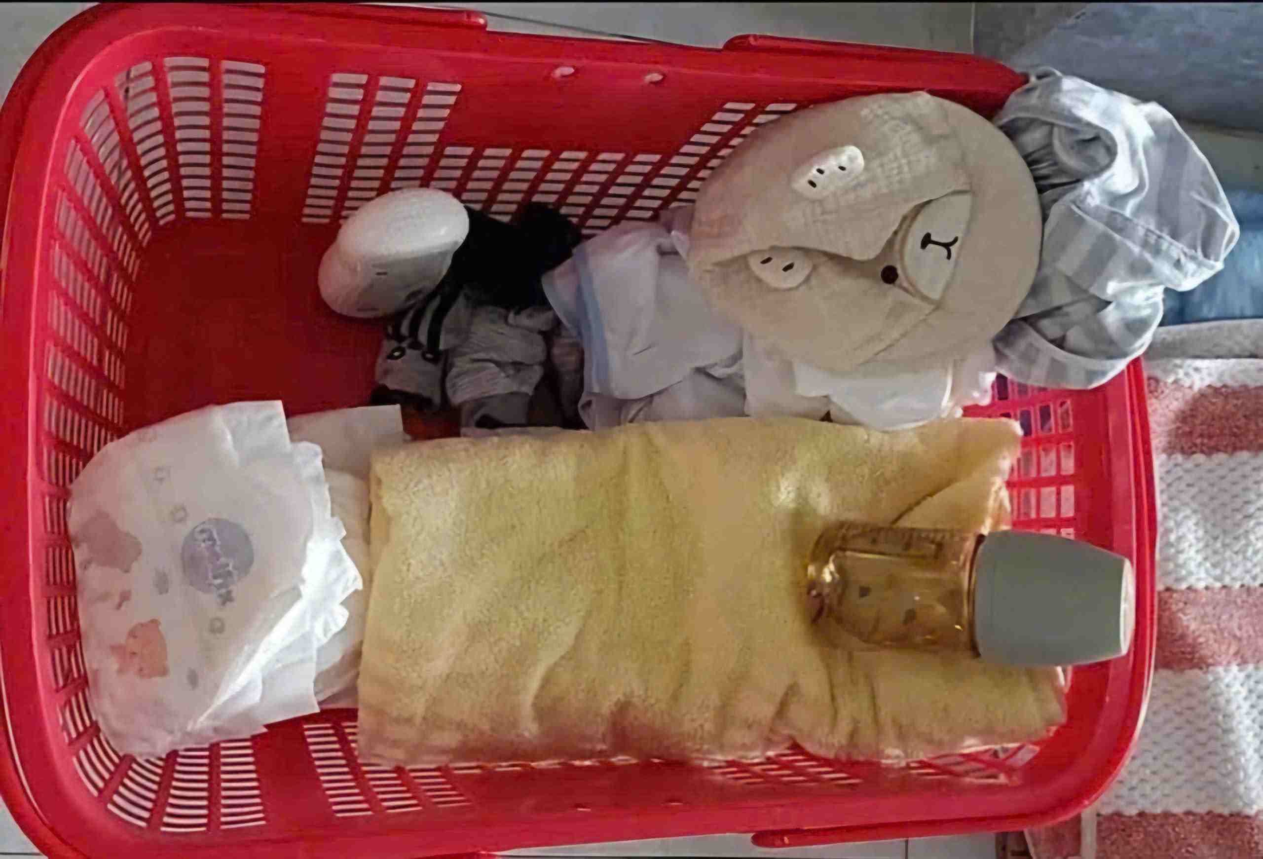 Lam Dong Provincial Department of Justice announces the search for relatives of a 2-year-old boy who was abandoned (In the photo are items from a case of abandoned children in Lam Dong). Photo: Police provided