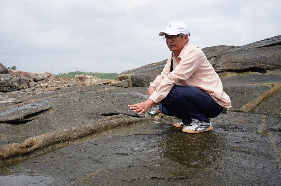 Tiến sĩ Đoàn Ngọc Khôi nghiên cứu cách làm muối trên đá của người Sa Huỳnh cổ. Ảnh: Viên Nguyễn