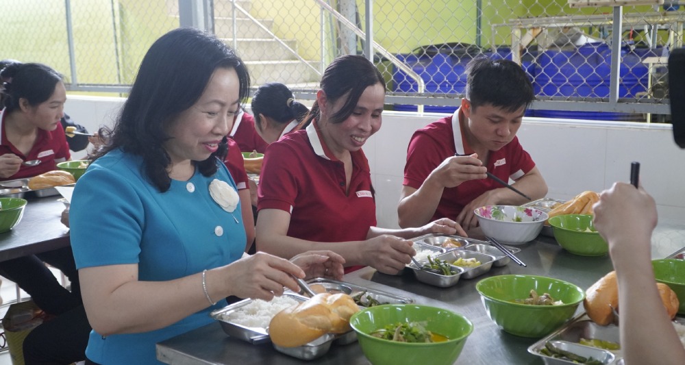 Phó Chủ tịch thường trực Tổng LĐLĐ Việt Nam Thái Thu Xương đã cùng tham dự và chia sẻ bữa cơm ấm áp nghĩa tình với anh chị em công nhân. Ảnh: Nguyên Anh