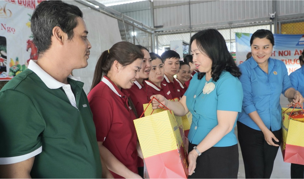 Standing Vice President of the Vietnam General Confederation of Labor Thai Thu Xuong presents Tet gifts to union members and workers in An Giang. Photo: Nguyen Anh