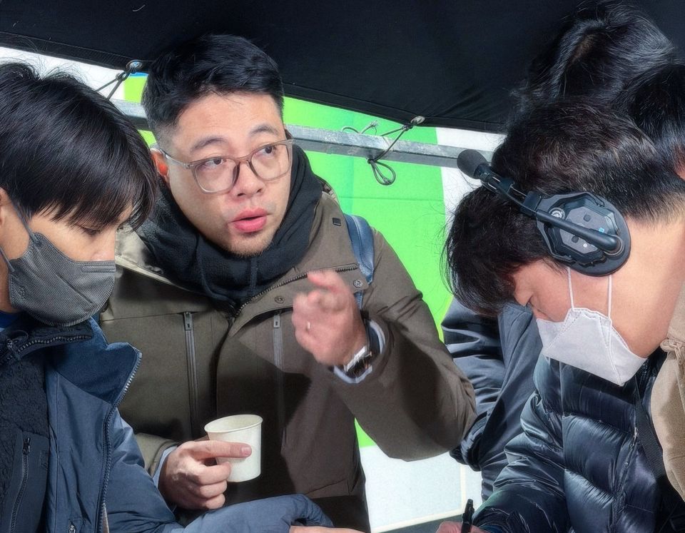 Director Hoang Tuan Vu working with the Korean crew. Photo: Film crew.