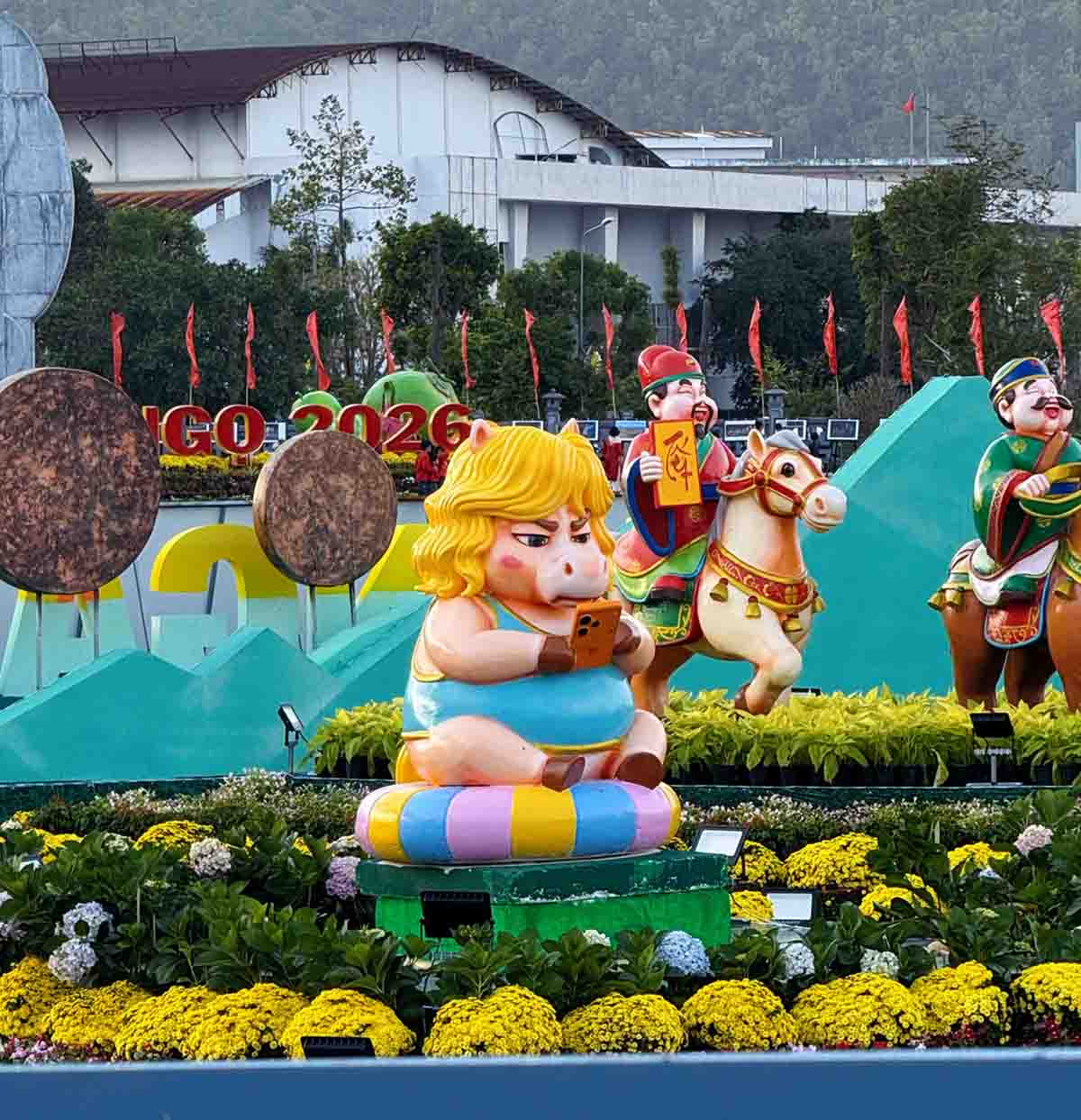 Cô ngựa cầm điện thoại gây sốt mạng xã hội.